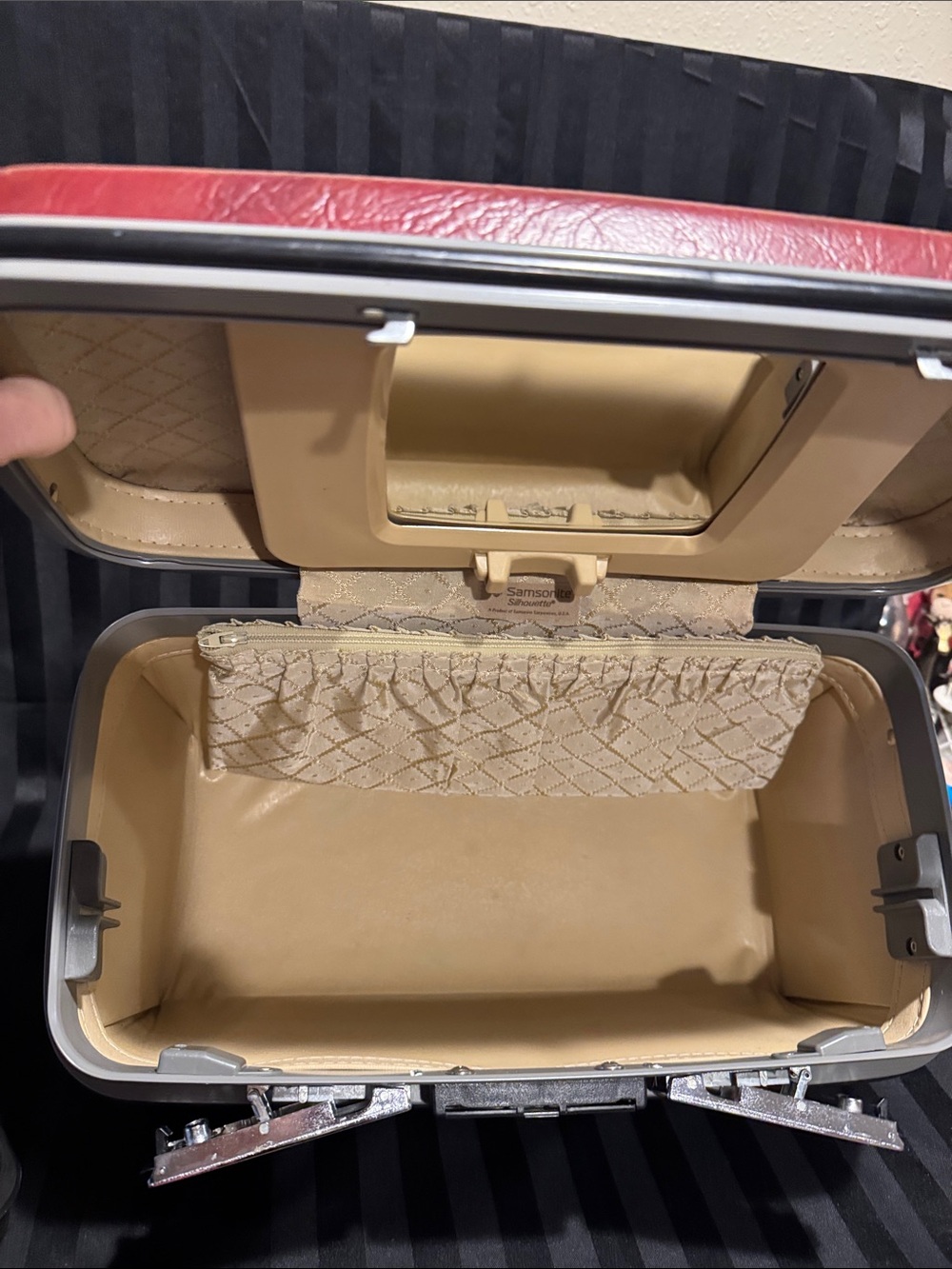 Samsonite Hard-Shell Cosmetic Train Case with Chrome Accents - Picture 5 of 16